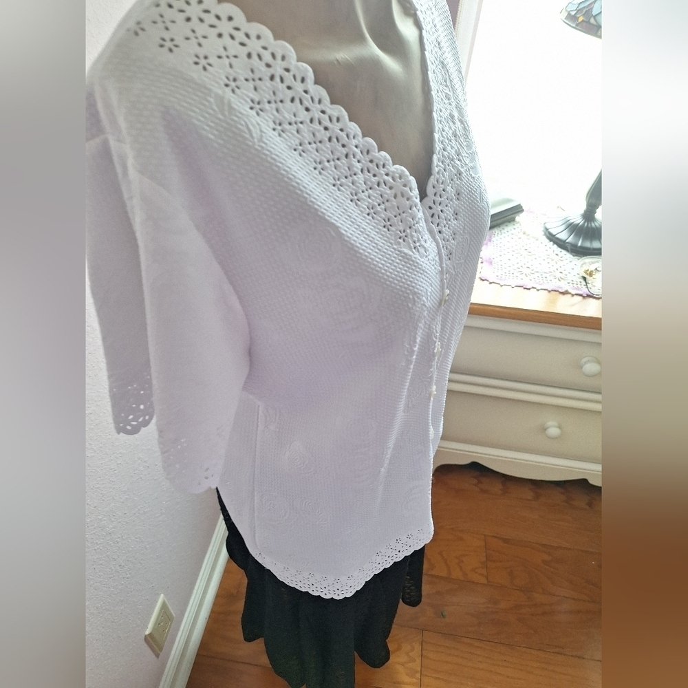 Chances R white PL Eyelet top - Picture 12 of 12